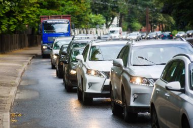 RIGA, LATVIA. 13 Ağustos 2020. Seçici odak fotoğrafı. Riga şehrinde trafik sıkışıklığı.