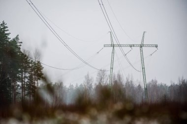 GARKALNE, LATVIA. 23 Aralık 2020. Seçici odaklanma. Elektrik direkleri, yüksek voltaj. Çelik yapı.