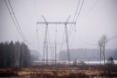 GARKALNE, LATVIA. 23 Aralık 2020. Seçici odaklanma. Elektrik direkleri, yüksek voltaj. Çelik yapı.
