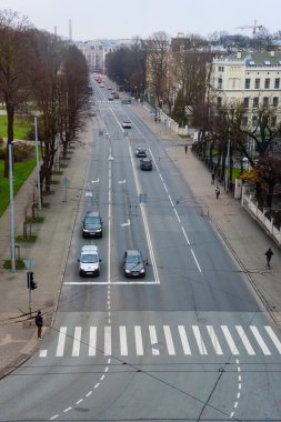 RIGA, LATVIA. 19 Kasım 2019. Seçici odak fotoğrafı. Letonya 'nın Riga şehrindeki caddelerde araçlar.