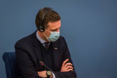 RIGA, LATVIA. 12 Şubat 2021. Litvanya Dışişleri Bakanı Gabrielius Landsbergis ve Letonya Dışişleri Bakanı Edgars Rinkeviç, basın toplantısında.