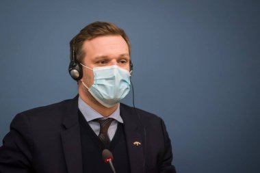 RIGA, LATVIA. 12 Şubat 2021. Litvanya Dışişleri Bakanı Gabrielius Landsbergis ve Letonya Dışişleri Bakanı Edgars Rinkeviç, basın toplantısında.