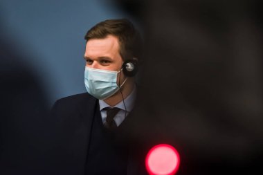 RIGA, LATVIA. 12 Şubat 2021. Litvanya Dışişleri Bakanı Gabrielius Landsbergis ve Letonya Dışişleri Bakanı Edgars Rinkeviç, basın toplantısında.