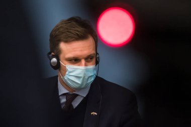 RIGA, LATVIA. 12 Şubat 2021. Litvanya Dışişleri Bakanı Gabrielius Landsbergis ve Letonya Dışişleri Bakanı Edgars Rinkeviç, basın toplantısında.