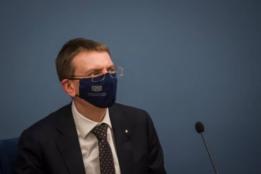 RIGA, LATVIA. 12 Şubat 2021. Litvanya Dışişleri Bakanı Gabrielius Landsbergis ve Letonya Dışişleri Bakanı Edgars Rinkeviç, basın toplantısında.