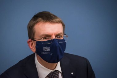 RIGA, LATVIA. 12 Şubat 2021. Litvanya Dışişleri Bakanı Gabrielius Landsbergis ve Letonya Dışişleri Bakanı Edgars Rinkeviç, basın toplantısında.