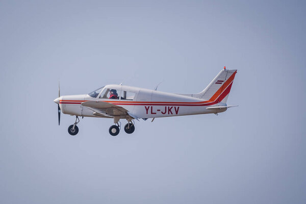 adazi, latvia. 27 марта 2021 года. Самолет Piper pa-28 yl-jkv, летящий в небе.