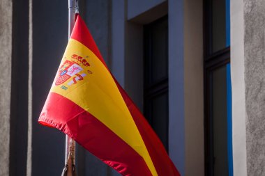 RIGA, LATVIA. 8 Nisan 2021. İspanya Dışişleri Bakanı, Avrupa Birliği ve İspanya İşbirliği Bakanı Arancha Gonzalez Laya ve Fo Bakanı Edgars Rinkeviç 'in düzenlediği basın toplantısı sonrasında, Letonya Dışişleri Bakanlığı yakınlarında dalgalar dalgalanıyor