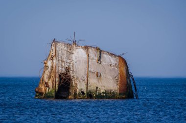 MANGALSALA, LATVIA. 27 Mart 2021. Denizdeki eski bir gemi enkazı. İsveç 'in Lady Cotlin enkazı 1951' den beri orada..