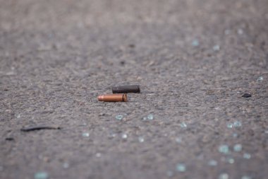 RIGA, LATVIA. 14 Nisan 2021. Seçici odak fotoğrafı. Cam parçaları ve yerde pompalı mermileri var. Letonya Riga 'da Romalı futbolcu Zimmetine para geçirenler vurularak öldürüldü. 