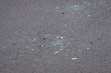 RIGA, LATVIA. 14 Nisan 2021. Seçici odak fotoğrafı. Cam parçaları ve yerde pompalı mermileri var. Letonya Riga 'da Romalı futbolcu Zimmetine para geçirenler vurularak öldürüldü. 