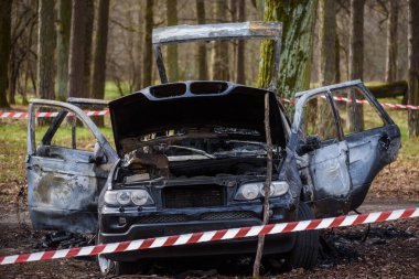 RIGA, LATVIA. 15 Nisan 2021. Yanmış BMW X5 arabası. Romalı futbolcu Zimmetine para geçiren Romalılar 'ın muhtemel aracı..