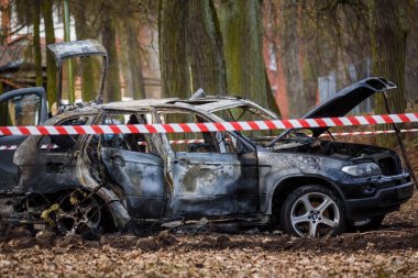 RIGA, LATVIA. 15 Nisan 2021. Yanmış BMW X5 arabası. Romalı futbolcu Zimmetine para geçiren Romalılar 'ın muhtemel aracı..