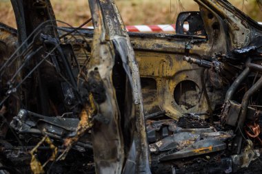 RIGA, LATVIA. 15 Nisan 2021. Yanmış BMW X5 arabası. Romalı futbolcu Zimmetine para geçiren Romalılar 'ın muhtemel aracı..