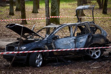RIGA, LATVIA. 15 Nisan 2021. Yanmış BMW X5 arabası. Romalı futbolcu Zimmetine para geçiren Romalılar 'ın muhtemel aracı..