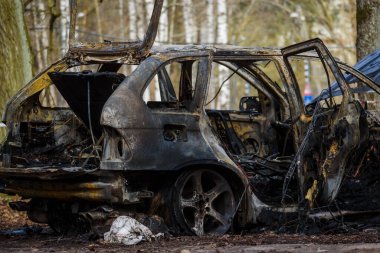 RIGA, LATVIA. 15 Nisan 2021. Yanmış BMW X5 arabası. Romalı futbolcu Zimmetine para geçiren Romalılar 'ın muhtemel aracı..