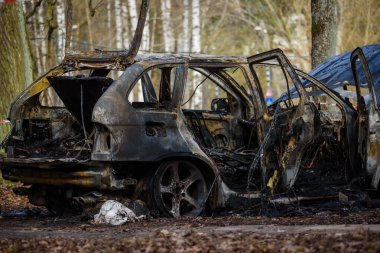 RIGA, LATVIA. 15 Nisan 2021. Yanmış BMW X5 arabası. Romalı futbolcu Zimmetine para geçiren Romalılar 'ın muhtemel aracı..