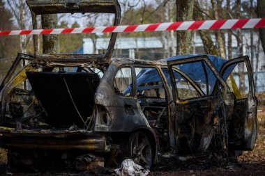 RIGA, LATVIA. 15 Nisan 2021. Yanmış BMW X5 arabası. Romalı futbolcu Zimmetine para geçiren Romalılar 'ın muhtemel aracı..