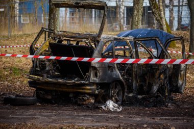 RIGA, LATVIA. 15 Nisan 2021. Yanmış BMW X5 arabası. Romalı futbolcu Zimmetine para geçiren Romalılar 'ın muhtemel aracı..