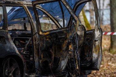 RIGA, LATVIA. 15 Nisan 2021. Yanmış BMW X5 arabası. Romalı futbolcu Zimmetine para geçiren Romalılar 'ın muhtemel aracı..