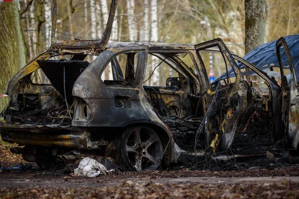 RIGA, LATVIA. 15 Nisan 2021. Yanmış BMW X5 arabası. Romalı futbolcu Zimmetine para geçiren Romalılar 'ın muhtemel aracı..