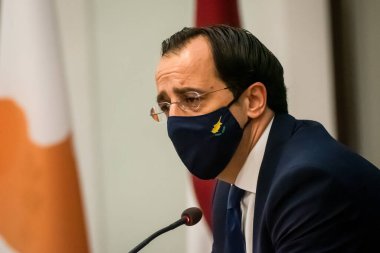 RIGA, LATVIA. 5 Mayıs 2021. Nikos Kristodoulides (fotoğrafta), Kıbrıs Dışişleri Bakanı ve Edgars Rinkeviç, Letonya Dışişleri Bakanı basın toplantısında.