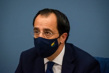 RIGA, LATVIA. 5 Mayıs 2021. Nikos Kristodoulides (fotoğrafta), Kıbrıs Dışişleri Bakanı ve Edgars Rinkeviç, Letonya Dışişleri Bakanı basın toplantısında.