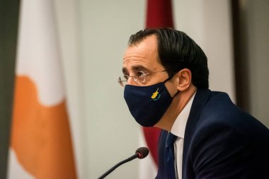 RIGA, LATVIA. 5 Mayıs 2021. Nikos Kristodoulides (fotoğrafta), Kıbrıs Dışişleri Bakanı ve Edgars Rinkeviç, Letonya Dışişleri Bakanı basın toplantısında.