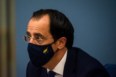 RIGA, LATVIA. 5 Mayıs 2021. Nikos Kristodoulides (fotoğrafta), Kıbrıs Dışişleri Bakanı ve Edgars Rinkeviç, Letonya Dışişleri Bakanı basın toplantısında.