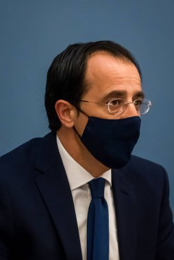 RIGA, LATVIA. 5 Mayıs 2021. Nikos Kristodoulides (fotoğrafta), Kıbrıs Dışişleri Bakanı ve Edgars Rinkeviç, Letonya Dışişleri Bakanı basın toplantısında.