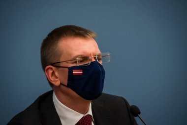 RIGA, LATVIA. 5 Mayıs 2021. Nikos Hristodoulides, Kıbrıs Dışişleri Bakanı ve Edgars Rinkeviç (fotoğrafta), Letonya Dışişleri Bakanı basın toplantısında.