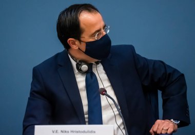 RIGA, LATVIA. 5 Mayıs 2021. Nikos Kristodoulides (fotoğrafta), Kıbrıs Dışişleri Bakanı ve Edgars Rinkeviç, Letonya Dışişleri Bakanı basın toplantısında.