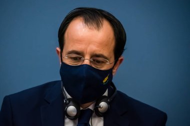 RIGA, LATVIA. 5 Mayıs 2021. Nikos Kristodoulides (fotoğrafta), Kıbrıs Dışişleri Bakanı ve Edgars Rinkeviç, Letonya Dışişleri Bakanı basın toplantısında.