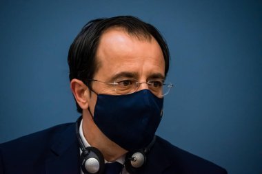 RIGA, LATVIA. 5 Mayıs 2021. Nikos Kristodoulides (fotoğrafta), Kıbrıs Dışişleri Bakanı ve Edgars Rinkeviç, Letonya Dışişleri Bakanı basın toplantısında.