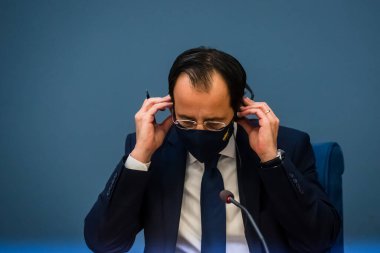 RIGA, LATVIA. 5 Mayıs 2021. Nikos Kristodoulides (fotoğrafta), Kıbrıs Dışişleri Bakanı ve Edgars Rinkeviç, Letonya Dışişleri Bakanı basın toplantısında.