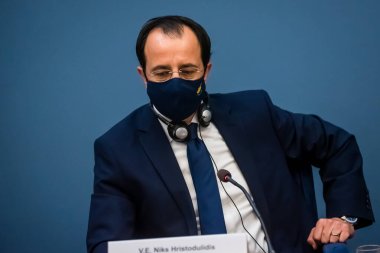 RIGA, LATVIA. 5 Mayıs 2021. Nikos Kristodoulides (fotoğrafta), Kıbrıs Dışişleri Bakanı ve Edgars Rinkeviç, Letonya Dışişleri Bakanı basın toplantısında.