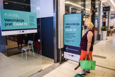 RIGA, LATVIA. 18 Haziran 2021. Galerija Centrs Aşılama Merkezi 'nde açılış etkinliği.