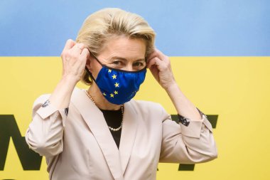 RIGA, LATVIA. 22 Haziran 2021. Sonraki Genel AB basın toplantısında AB Komisyonu Başkanı Ursula fon der Leyen, Riga 'da.