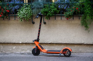 RIGA, LATVIA. 30 Ağustos 2019. Kaldırımda FIQSY elektrikli scooter.
