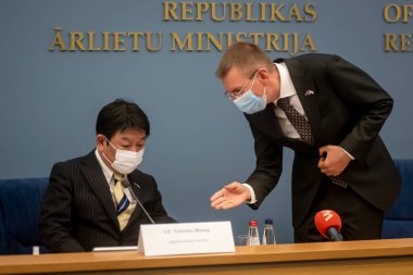 RIGA, LATVIA. 2 Temmuz 2021. Toshimitsu Motegi (L), Japonya Dışişleri Bakanı ve Edgars Rinkevic (R), Letonya Dışişleri Bakanı, basın toplantısı sırasında.