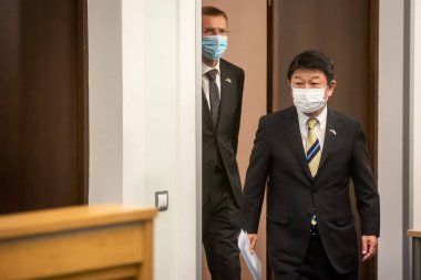 RIGA, LATVIA. 2 Temmuz 2021. Toshimitsu Motegi (fotoğrafta), Japonya Dışişleri Bakanı ve Letonya Dışişleri Bakanı Edgars Rinkevic, basın toplantısı sırasında.