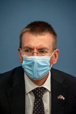 RIGA, LATVIA. 2 Temmuz 2021. Toshimitsu Motegi, Japonya Dışişleri Bakanı ve Edgars Rinkevic (fotoğrafta), Letonya Dışişleri Bakanı, basın toplantısı sırasında.