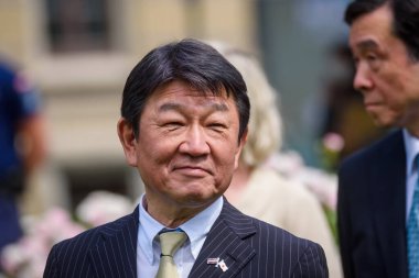 RIGA, LATVIA. 2 Temmuz 2021. Toshimitsu Motegi (fotoğrafta), Japonya Dışişleri Bakanı ortak ağaç dikme etkinliğine katıldı.