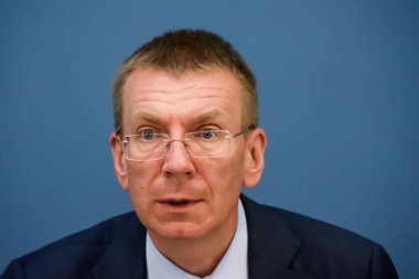 RIGA, LATVIA. 5 Temmuz 2021. Ignazio Cassis, Federal Konsey Başkan Yardımcısı, İsviçre Konfederasyonu Federal Dışişleri Bakanlığı Başkanı ve Edgars Rinkevic (fotoğrafta), Letonya Dışişleri Bakanı, basın toplantısı sırasında.