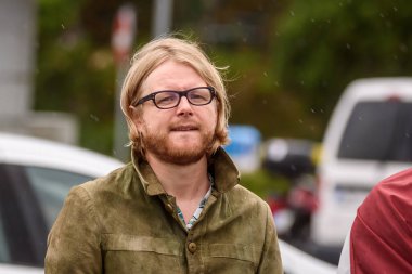 RIGA, LATVIA. 30 Temmuz 2021. Karlis Bardelis Letonya 3x3 basketbol takımını bekliyor, Tokyo Olimpiyatları altın madalyaları Riga Uluslararası Havaalanına geldi