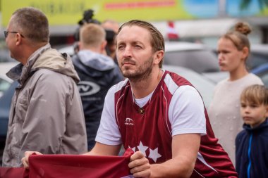 RIGA, LATVIA. 30 Temmuz 2021. Andris Reizenbergs, Letonya 3x3 basketbol takımını beklerken Tokyo Olimpiyatları altın madalyaları Riga Uluslararası Havalimanı 'na geldi.