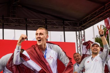 RIGA, LATVIA. 30 Temmuz 2021. Letonya 3x3 basketbol takımı, Tokyo Olimpiyatları altın madalyaları Riga Uluslararası Havaalanına geldi