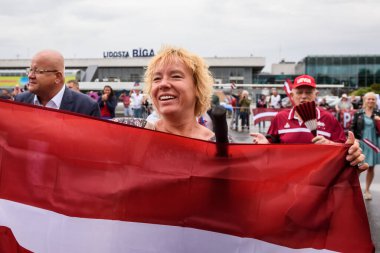 RIGA, LATVIA. 30 Temmuz 2021. Letonya 3x3 basketbol takımı, Tokyo Olimpiyatları altın madalyaları Riga Uluslararası Havaalanına geldi