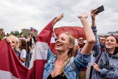 RIGA, LATVIA. 30 Temmuz 2021. Letonya 3x3 basketbol takımı, Tokyo Olimpiyatları altın madalyaları Riga Uluslararası Havaalanına geldi