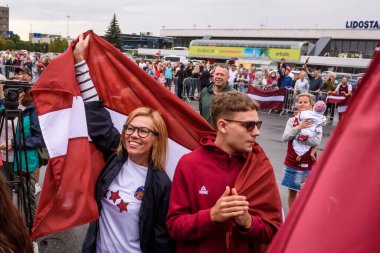 RIGA, LATVIA. 30 Temmuz 2021. Letonya 3x3 basketbol takımı, Tokyo Olimpiyatları altın madalyaları Riga Uluslararası Havaalanına geldi